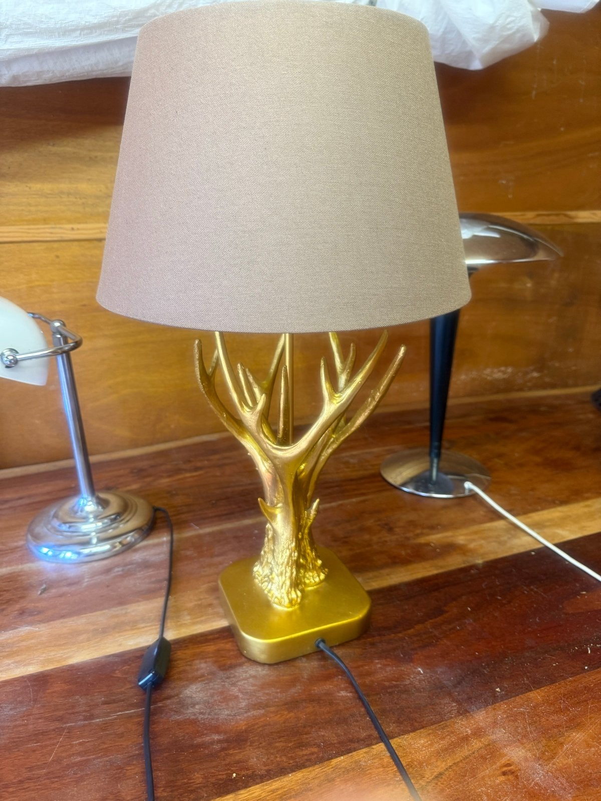 Nieuwe tafellamp met bruine kap en gouden hertengewei voet, Ophalen, Textiel, Nieuw, Met kap