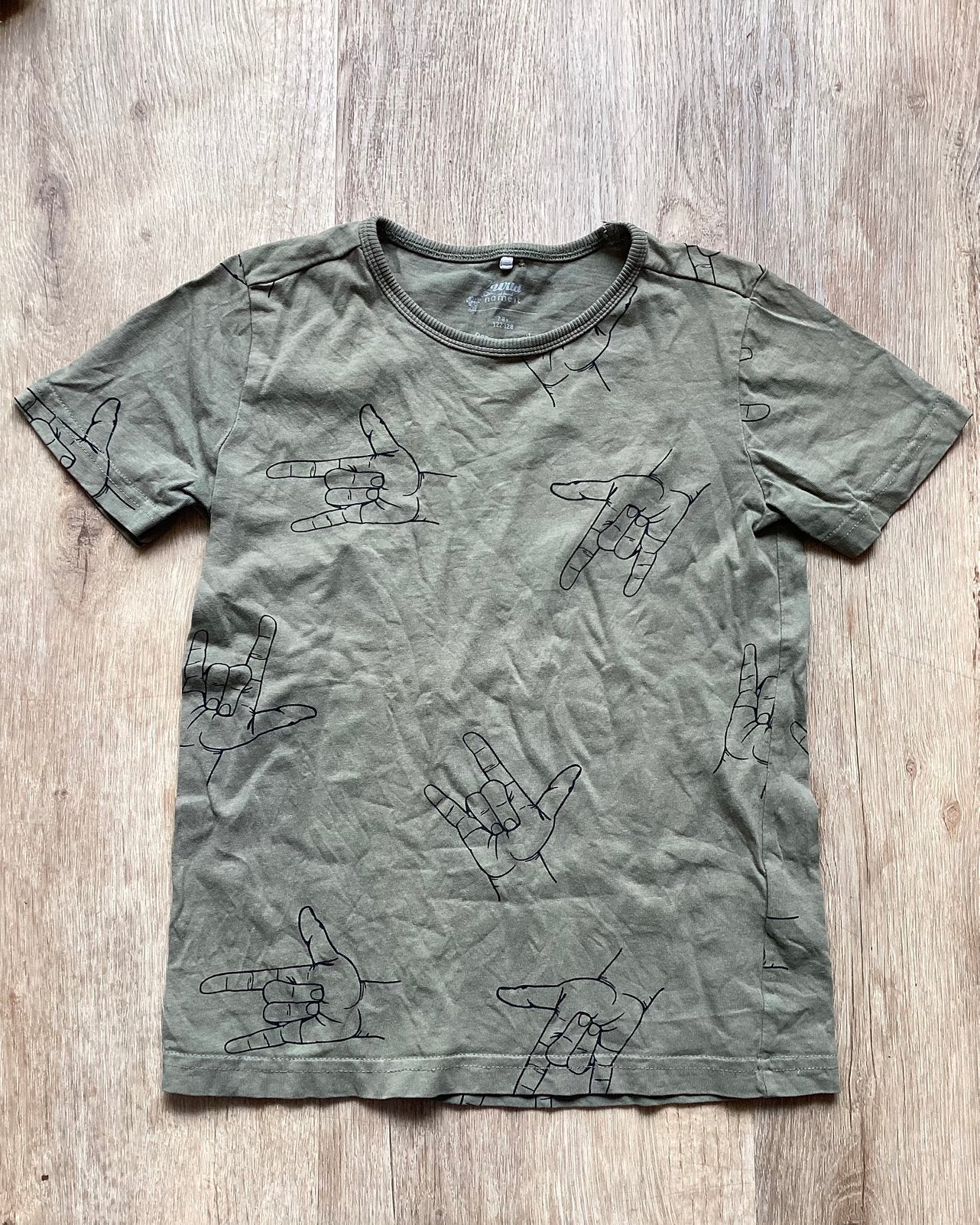 Khakigroen shirt met handsymbolen (122-128), Ophalen of Verzenden, Gebruikt, Jongen of Meisje, Shirt of Longsleeve