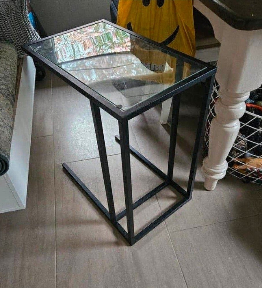 Stijlvolle Zwarte Industriële Bijzettafel met Glas, Ophalen, 55 tot 75 cm, Glas, 60 cm of meer