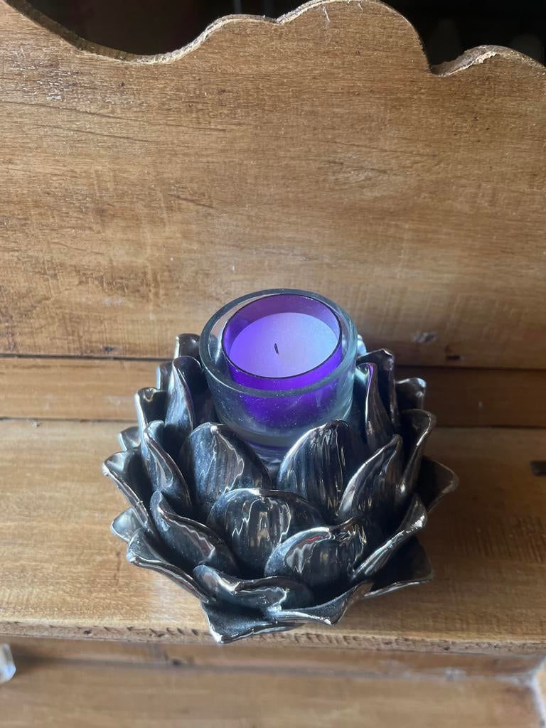 Zilverkleurige Lotus Kandelaar met Paarse Kaars, Ophalen of Verzenden, Zo goed als nieuw, Metaal, Grijs