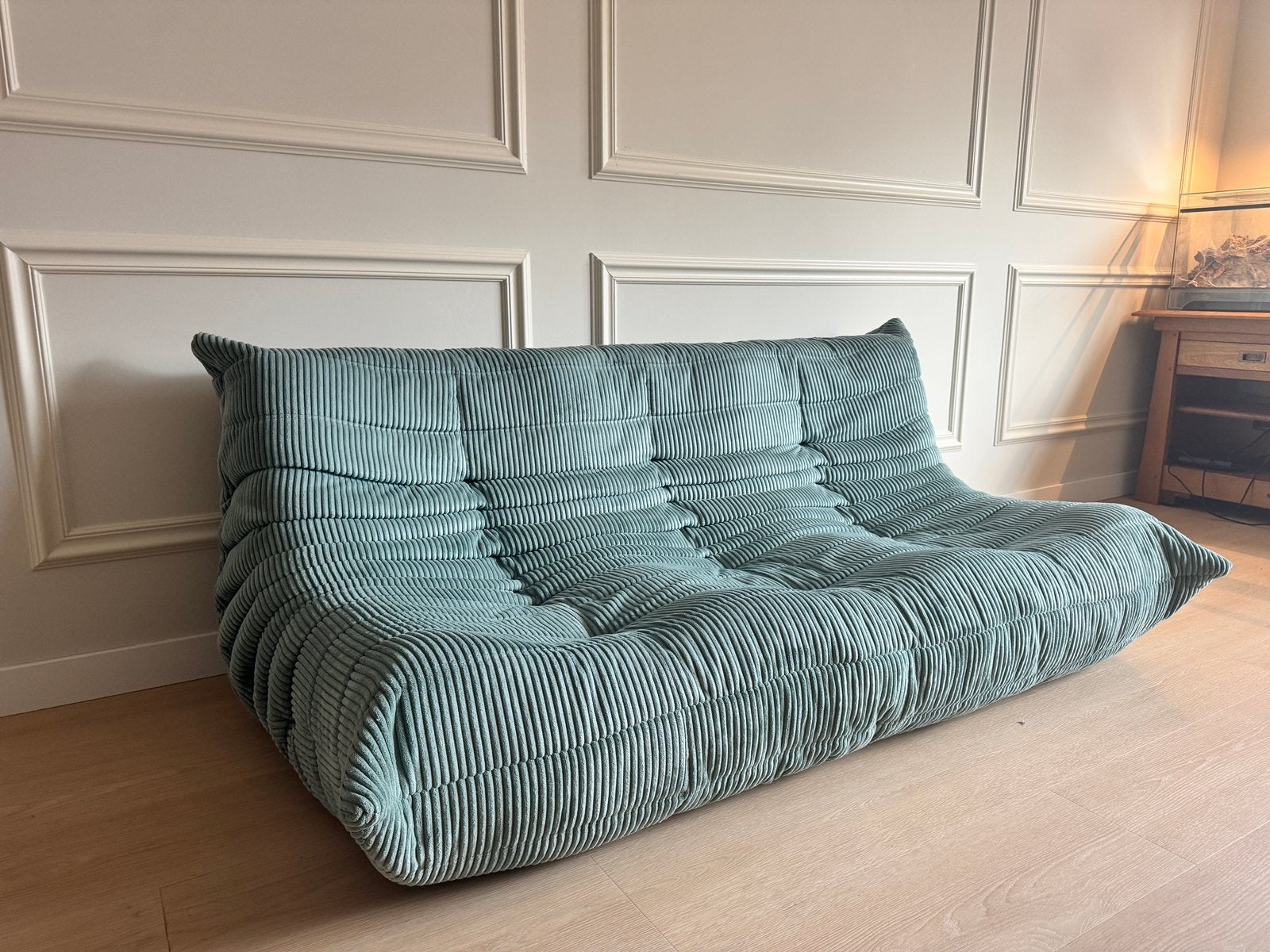 Ligne Roset Togo 3-zits bank in sage green ribcord, Huis en Inrichting, Ophalen, Zo goed als nieuw, Driepersoons, Stof