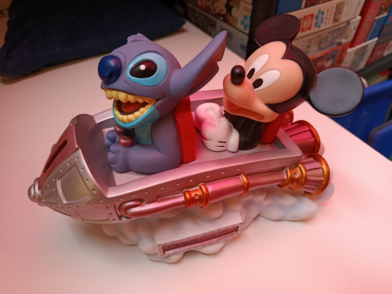 Disney spaarpot Mickey Mouse & Stitch in raket, Verzamelen, Ophalen, Mickey Mouse, Zo goed als nieuw, Beeldje of Figuurtje