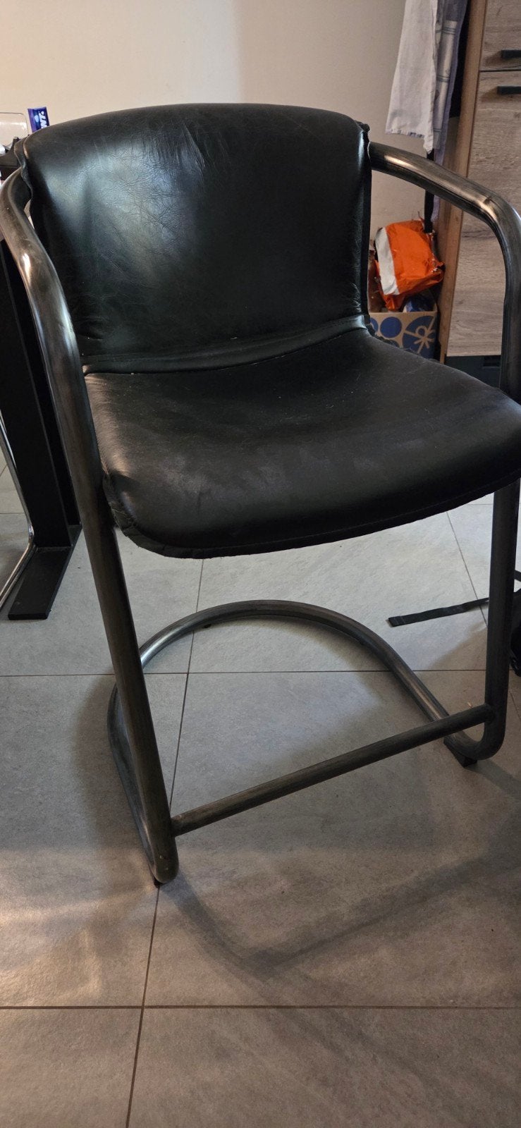 2 x Zwart lederen barkrukken merk ELEONORA, Ophalen, Gebruikt, Industrieel, Modern, Vintage, Zwart