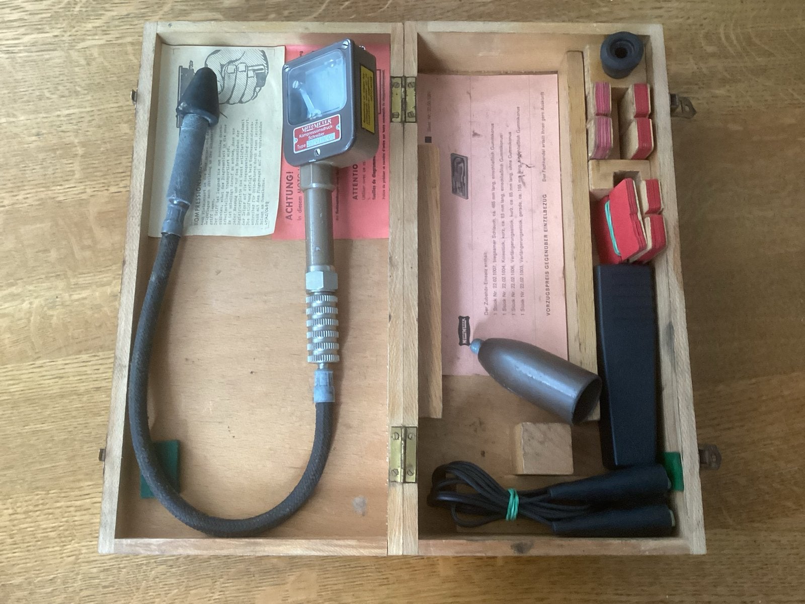 Moto compressiemeter met toebehoren in houten kist, Ophalen of Verzenden