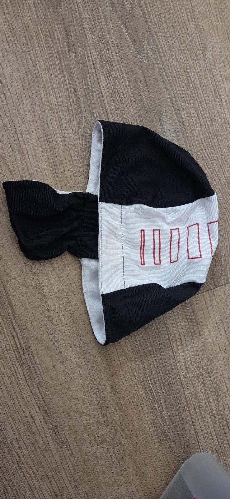 Zwart-witte muts met rode accenten, Ophalen, Zo goed als nieuw