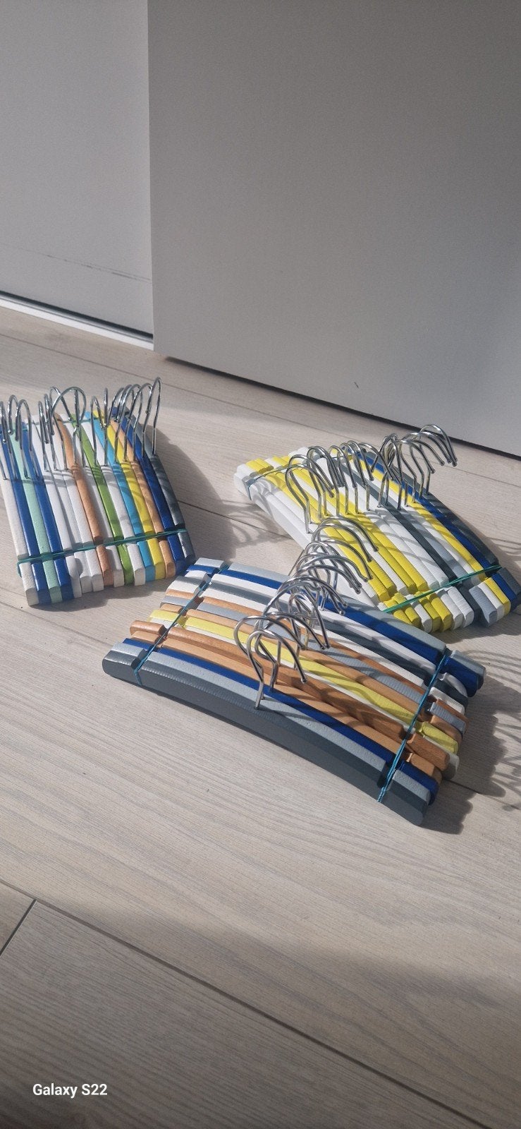 46 baby kledinghangers in verschillende kleuren, Kleding | Dames, Kledinghangers, Ophalen of Verzenden, Zo goed als nieuw, Hout