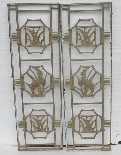 2 art deco gietijzeren grillen ornamenten met antilopes 8, Antiek en Kunst, Ophalen