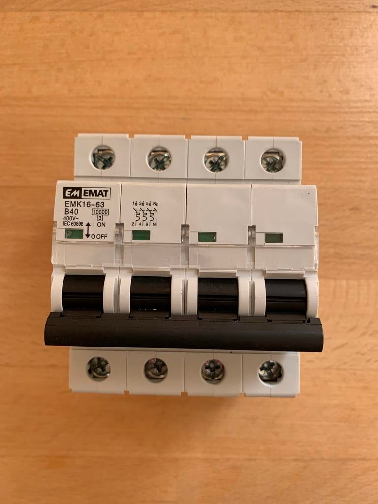 EMAT EMK16-63 B40 10000 4-polige automaat, Hobby en Vrije tijd, Elektronica-componenten, Ophalen of Verzenden, Zo goed als nieuw