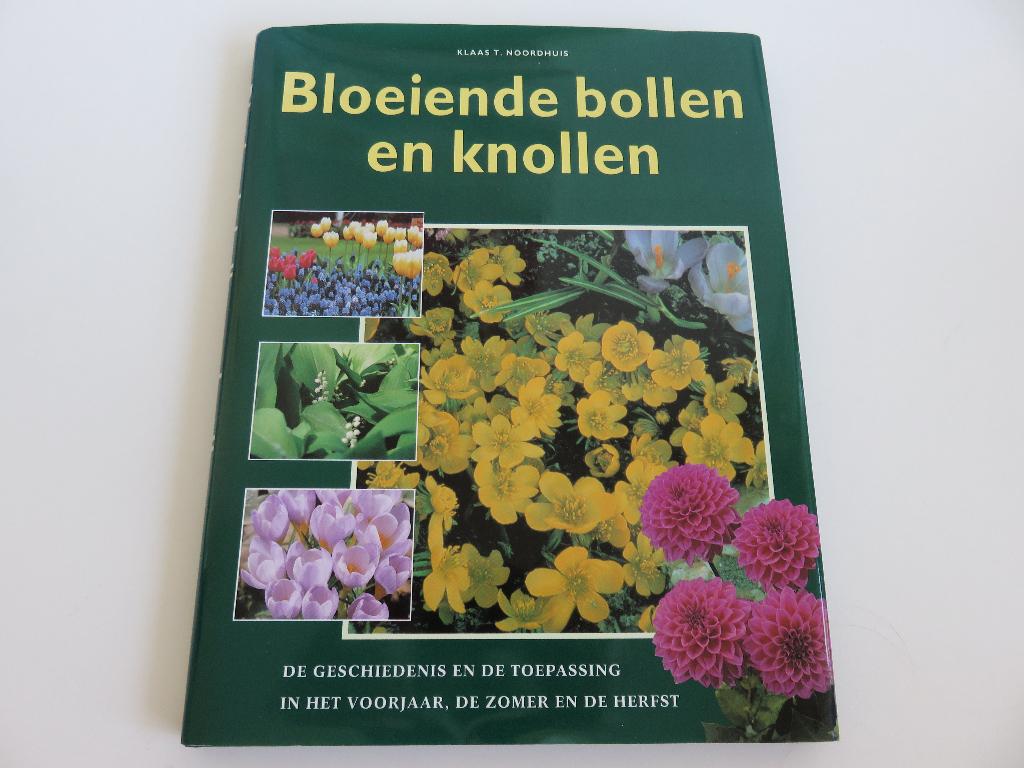 Bloeiende bollen en knollen - Klaas T. Noordhuis, Ophalen of Verzenden, Gelezen, Tuinieren en Tuinplanten