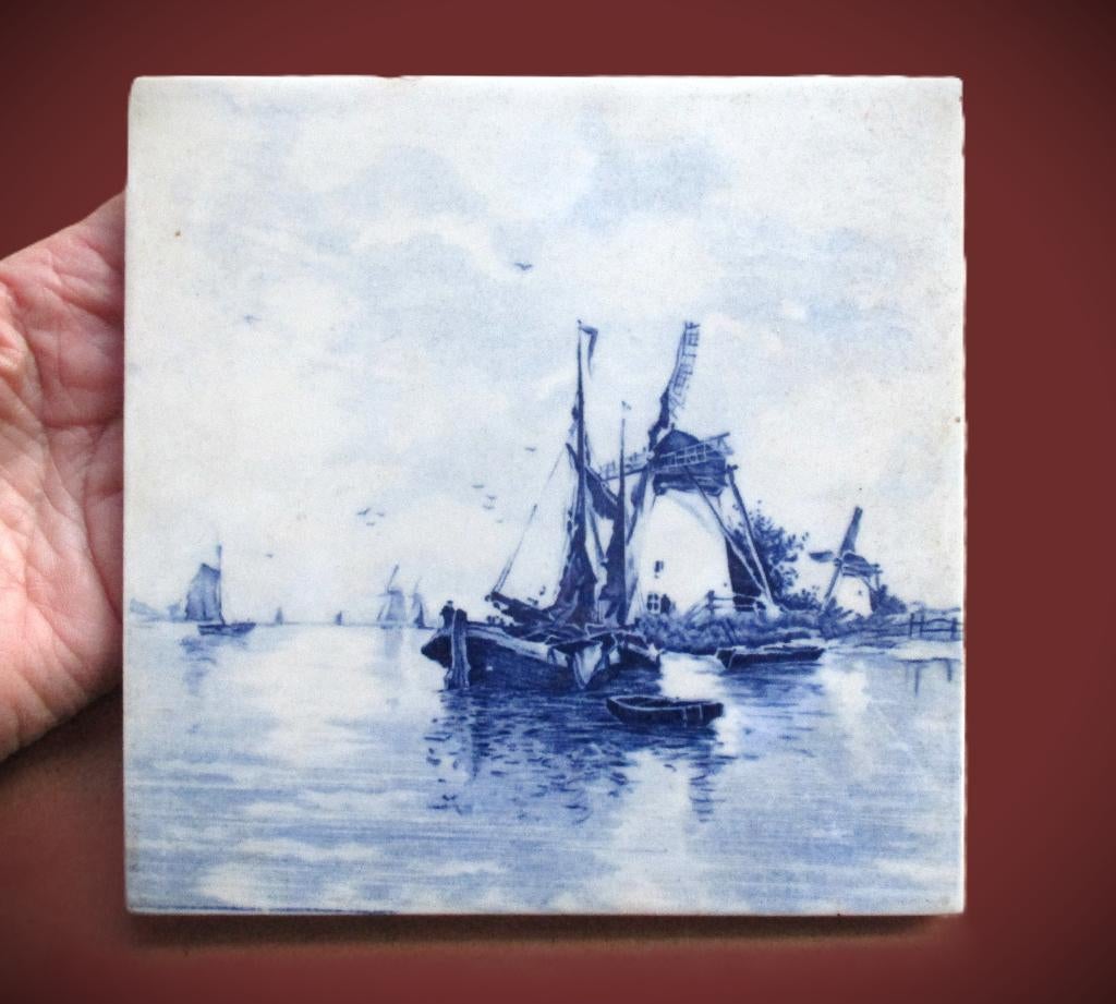 Delfts Blauwe Keramische tegel uit ca 1950~Handbeschilderd, Antiek en Kunst, Antiek | Wandborden en Tegels, Ophalen of Verzenden