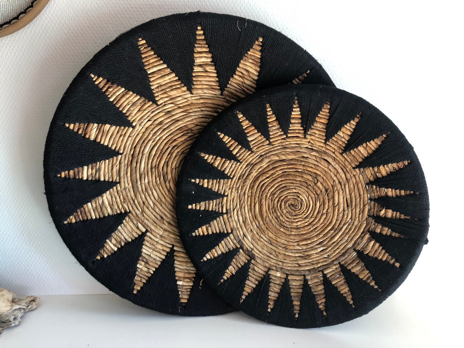 Mooie wandborden zwart bruin Bali rond 40 & 50cm decoratie, Ophalen of Verzenden, Zo goed als nieuw
