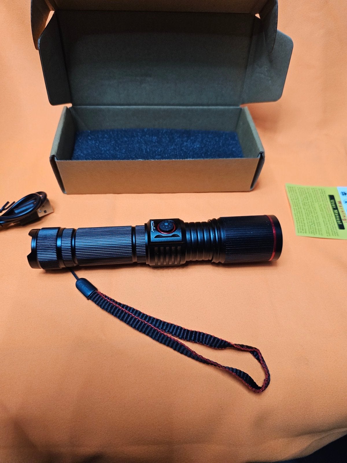 ≥ zaklamp met zoom en 3 kleuren 15cm x 3cm +18650 /21700
