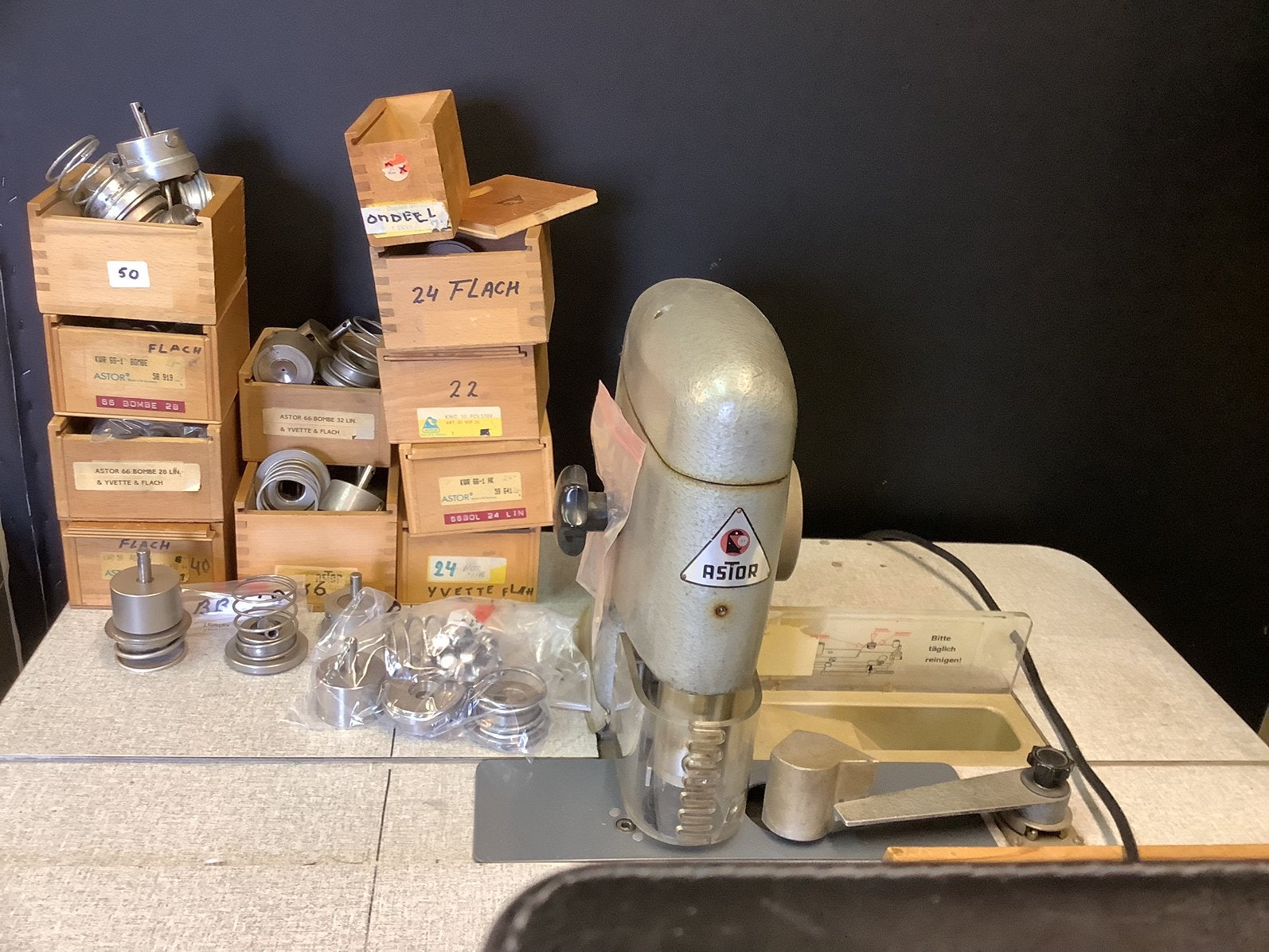 Te koop Astor knopenmachine, Ophalen, Gebruikt, Naaimachine, Overige merken