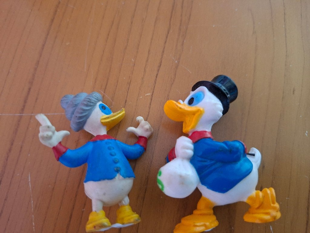 2 poppetjes, Donald Duck en oma Duck, Verzamelen, Disney, Ophalen of Verzenden, Donald Duck, Zo goed als nieuw, Beeldje of Figuurtje