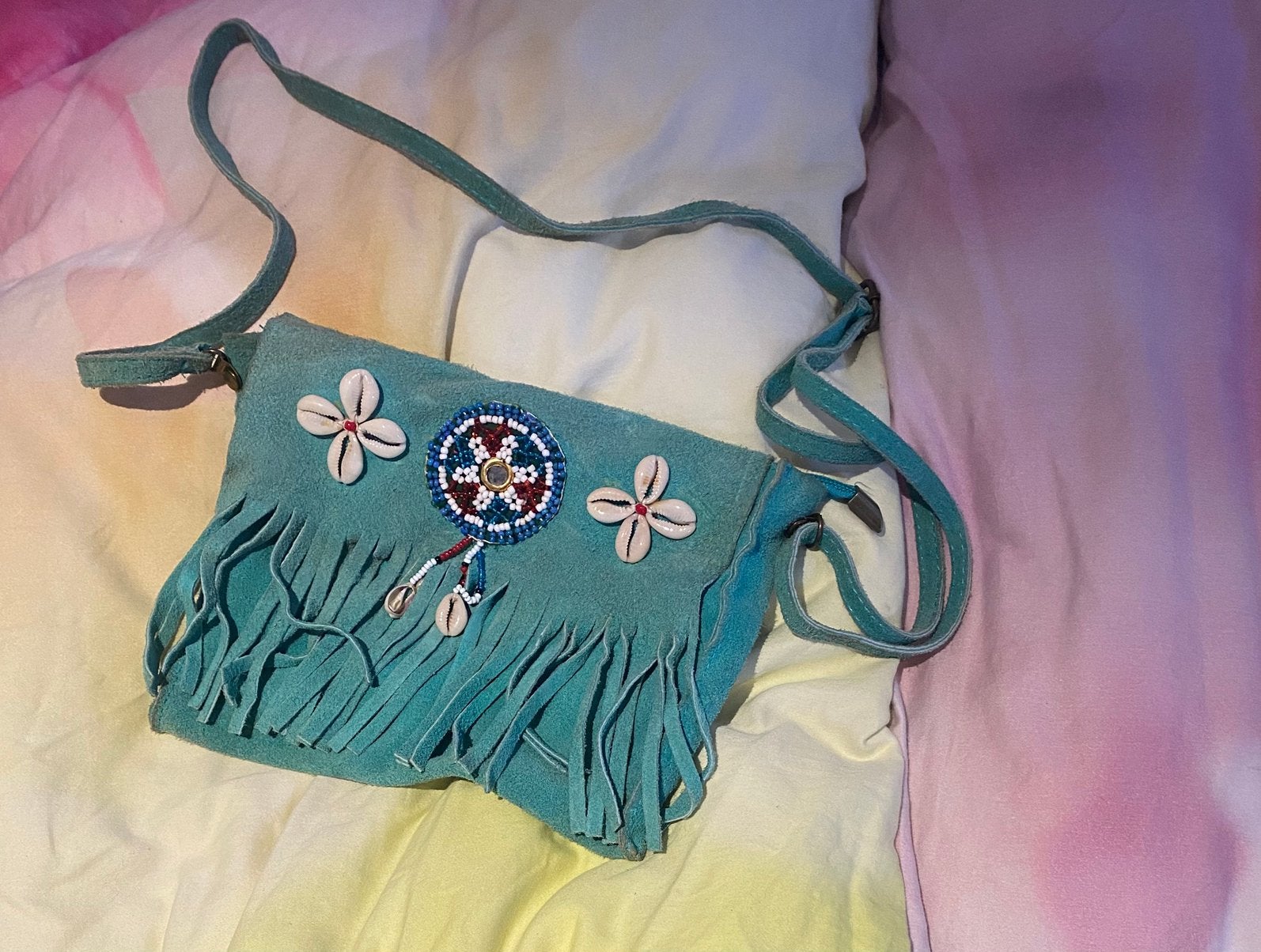 Turquoise suède schoudertasje met franjes en schelpen, Ophalen of Verzenden, Gebruikt, Overige kleuren, Schoudertasje