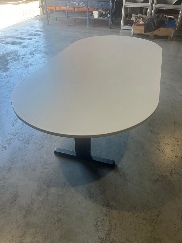 Ovale tafel met metalen onderstel, Gebruikt, 100 tot 150 cm, Ophalen of Verzenden, Vier personen