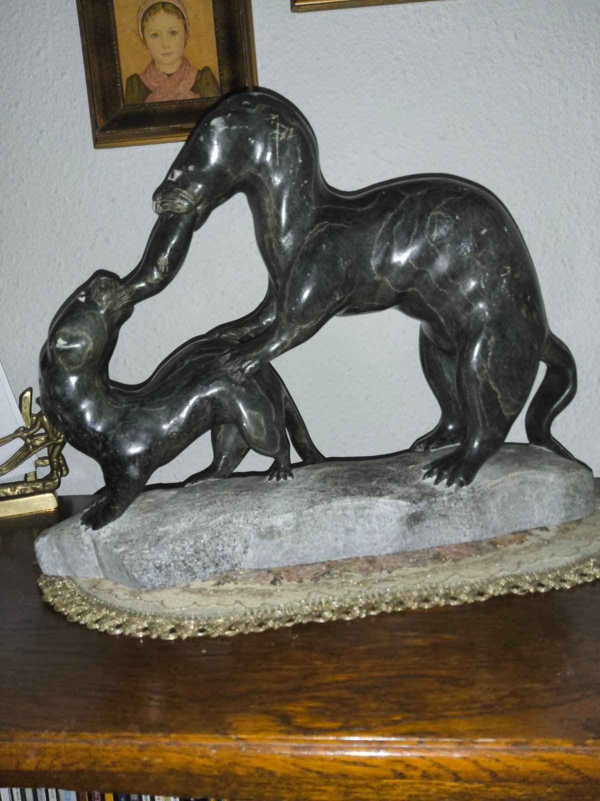 Thomassiapik Sivuarapik - Twee spelende otters (speksteen), Ophalen of Verzenden, Natuurlijk materiaal, 20 - 50 cm