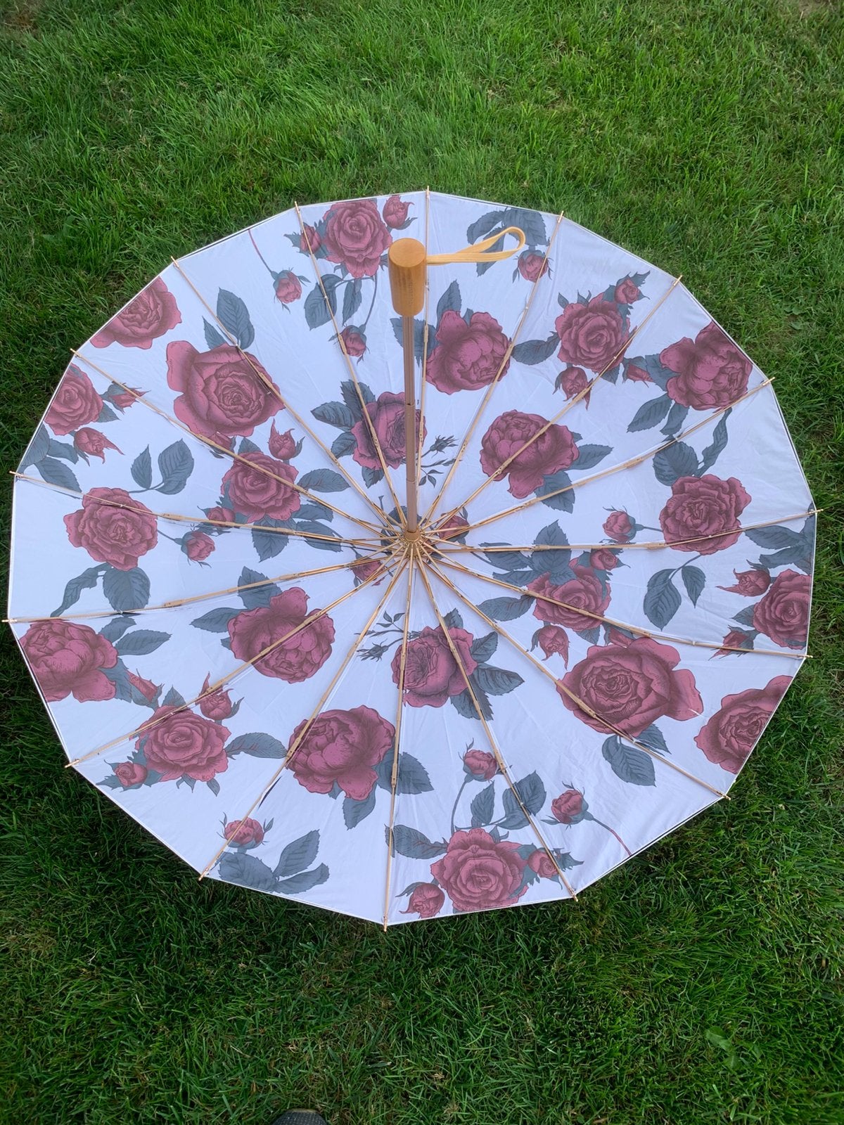 Luxe Dubbellaagse Parasol met Romantisch Rozenmotief, Ophalen of Verzenden, Zo goed als nieuw, Overige typen