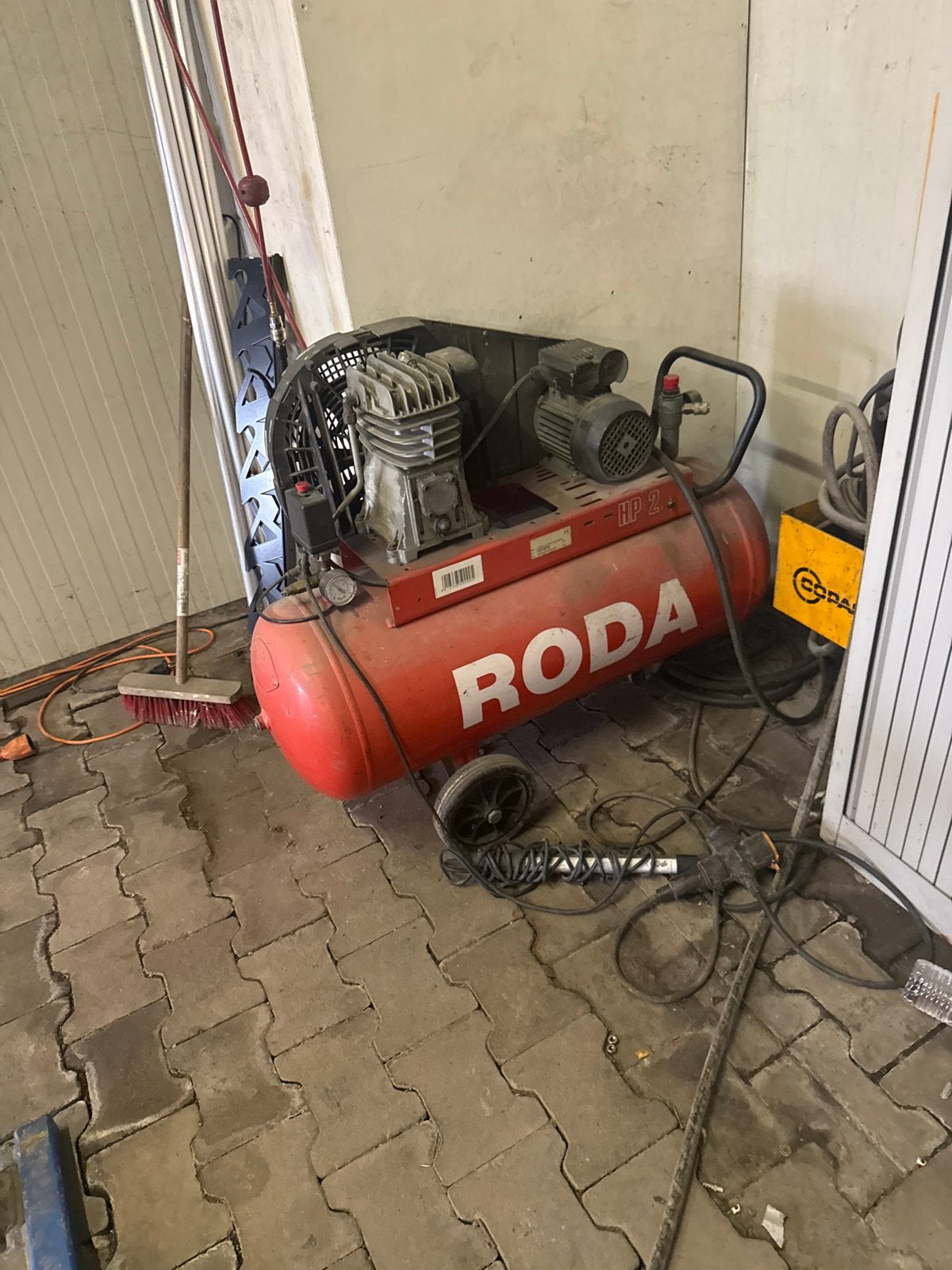 RODA Compressor 100L met luchtslang en pistool, Doe-het-zelf en Verbouw, Gebruikt, Ophalen of Verzenden, 200 tot 400 liter/min