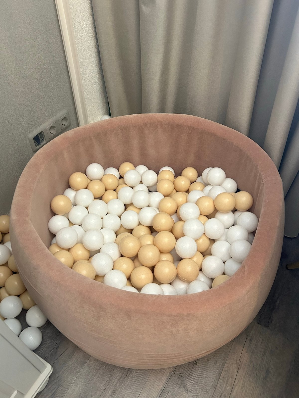 Taupe/beige kleurige ballenbak met ballen, Ophalen, Zo goed als nieuw, Overige typen