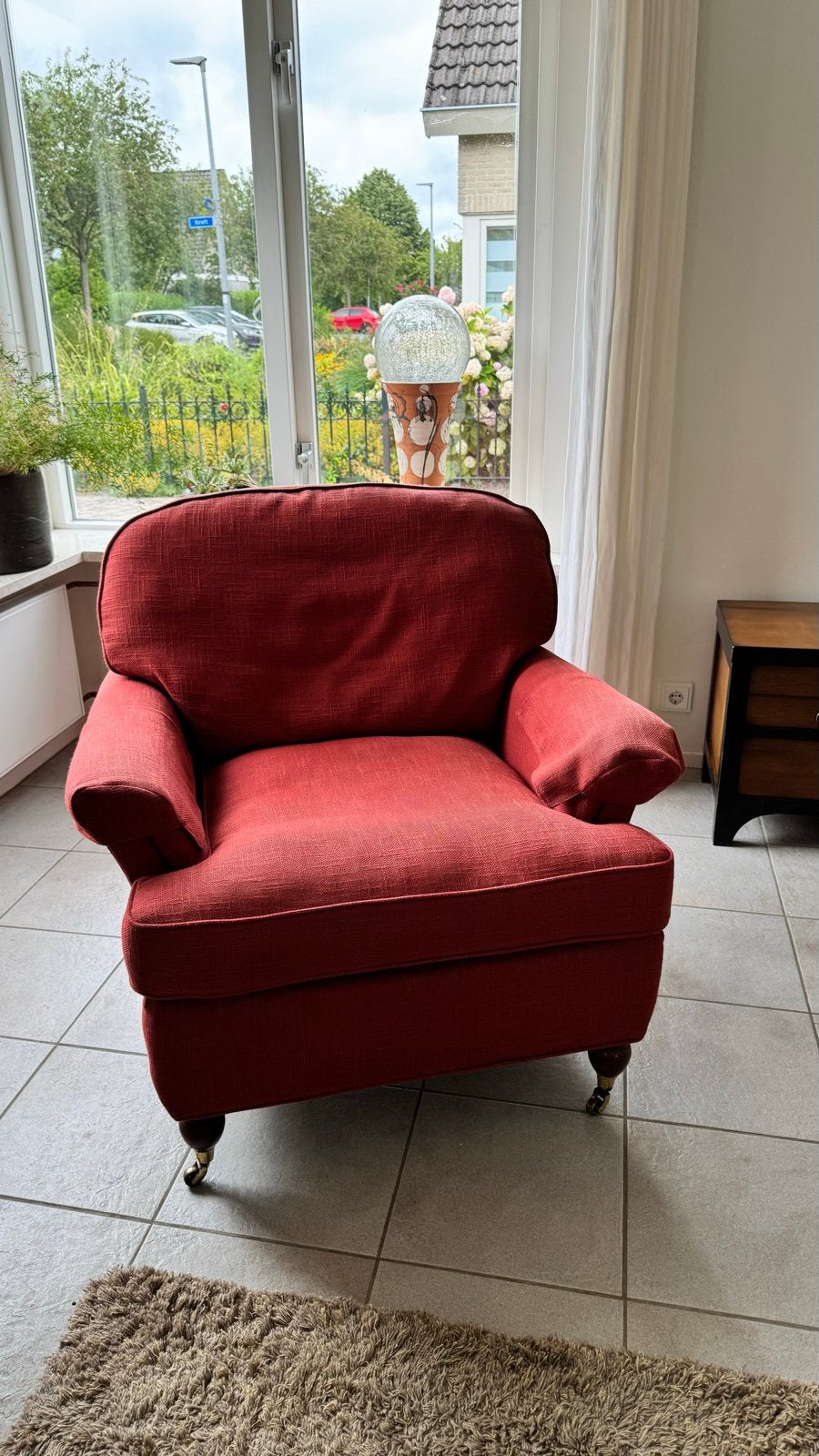 Comfortabele oranje/rode stoel “howard model” met poef, Ophalen, Gebruikt, Stof, 75 tot 100 cm