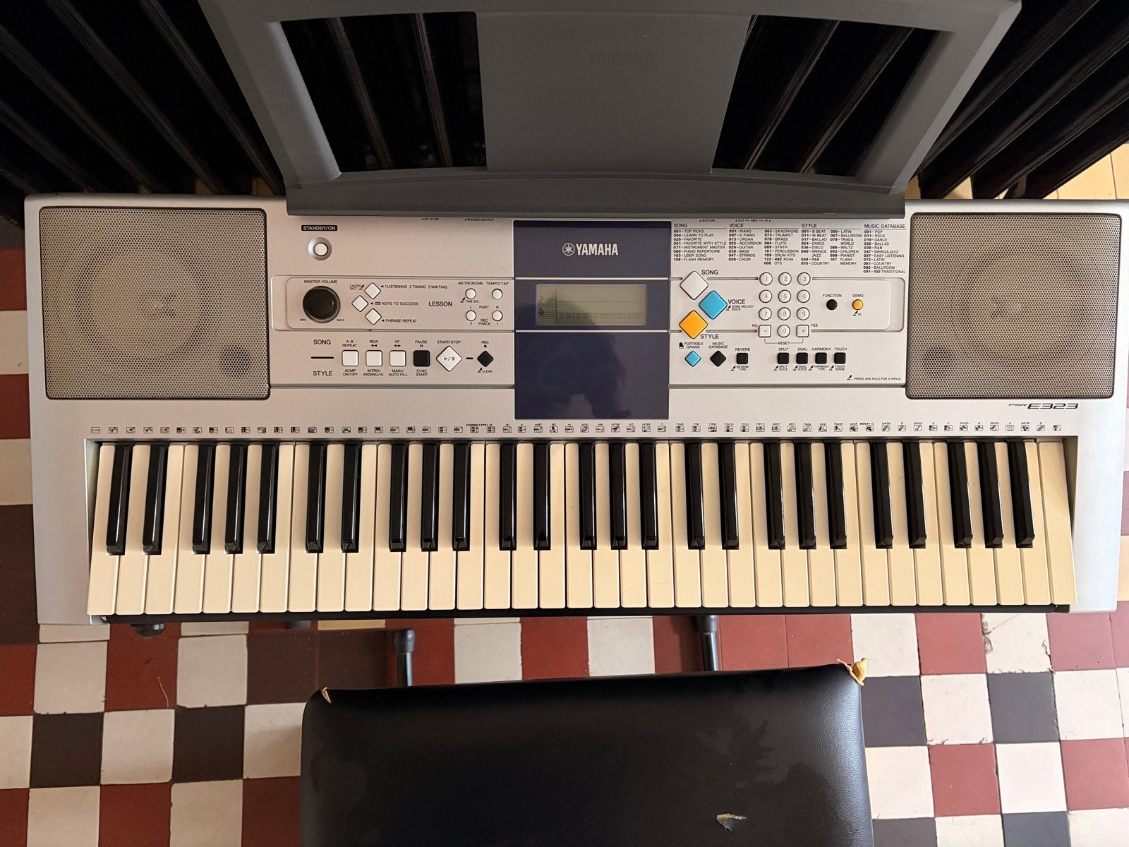 Yamaha PSR E323 keyboard met krukje en lessenaar, Ophalen, Yamaha, Aanslaggevoelig, 61 toetsen