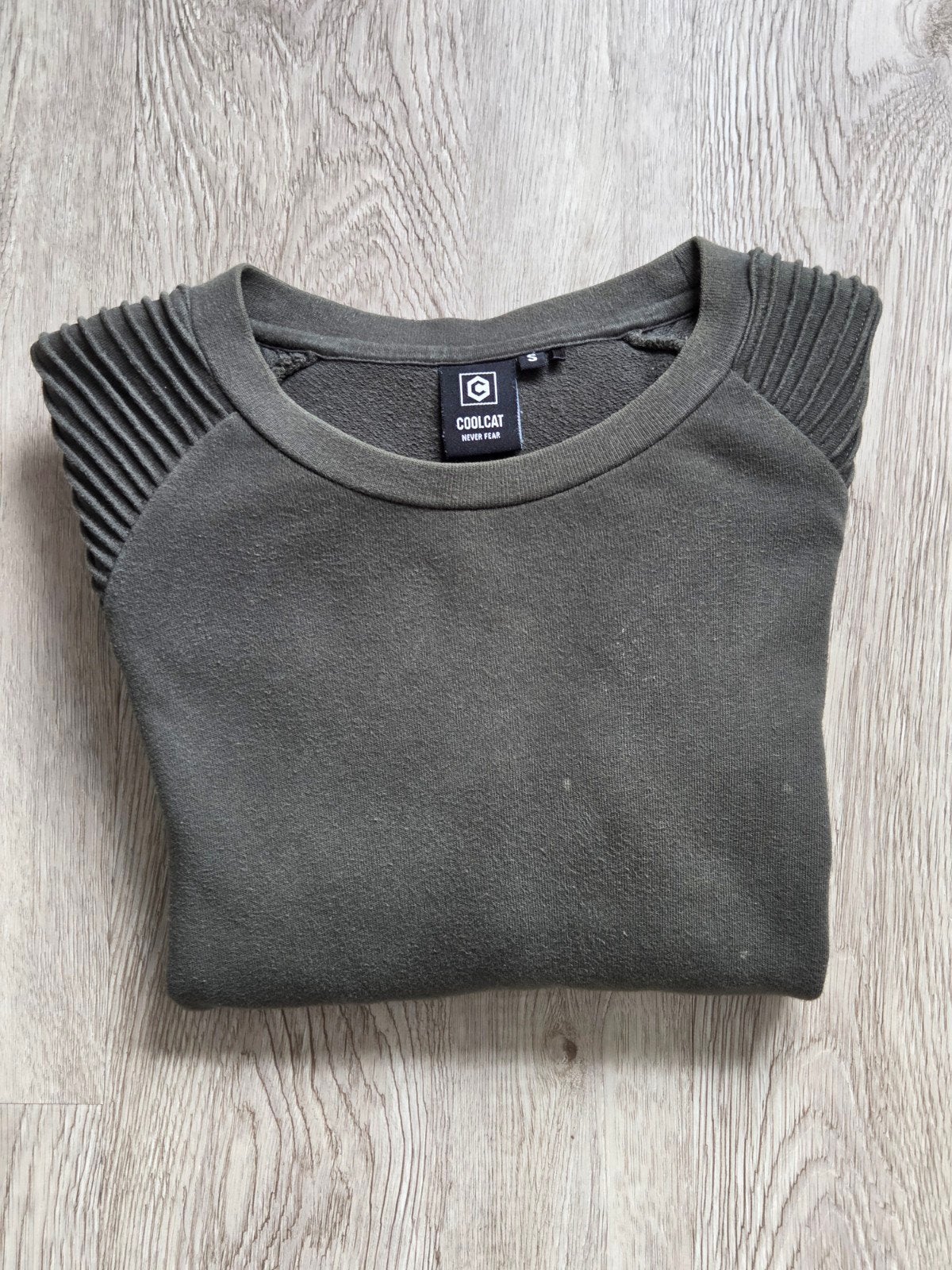 Coolcat sweater donkergroen ribbel schouders maat S, Kleding | Heren, Ophalen, Coolcat, Gedragen, Groen