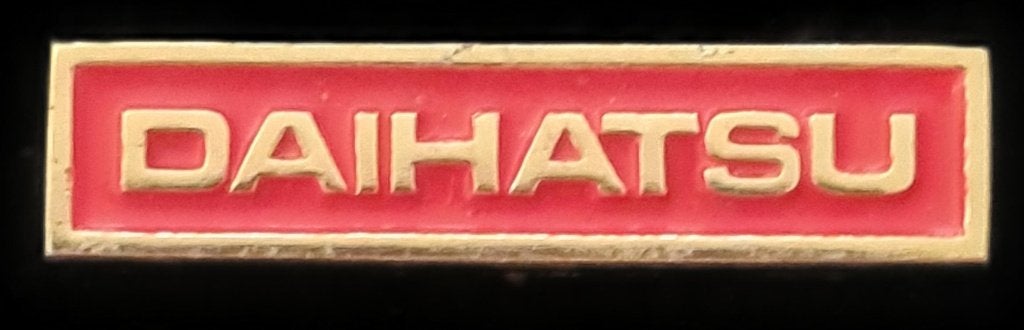 Daihatsu speld- rood-goudkleur, Verzenden, Nieuw, Transport, Speldje of Pin