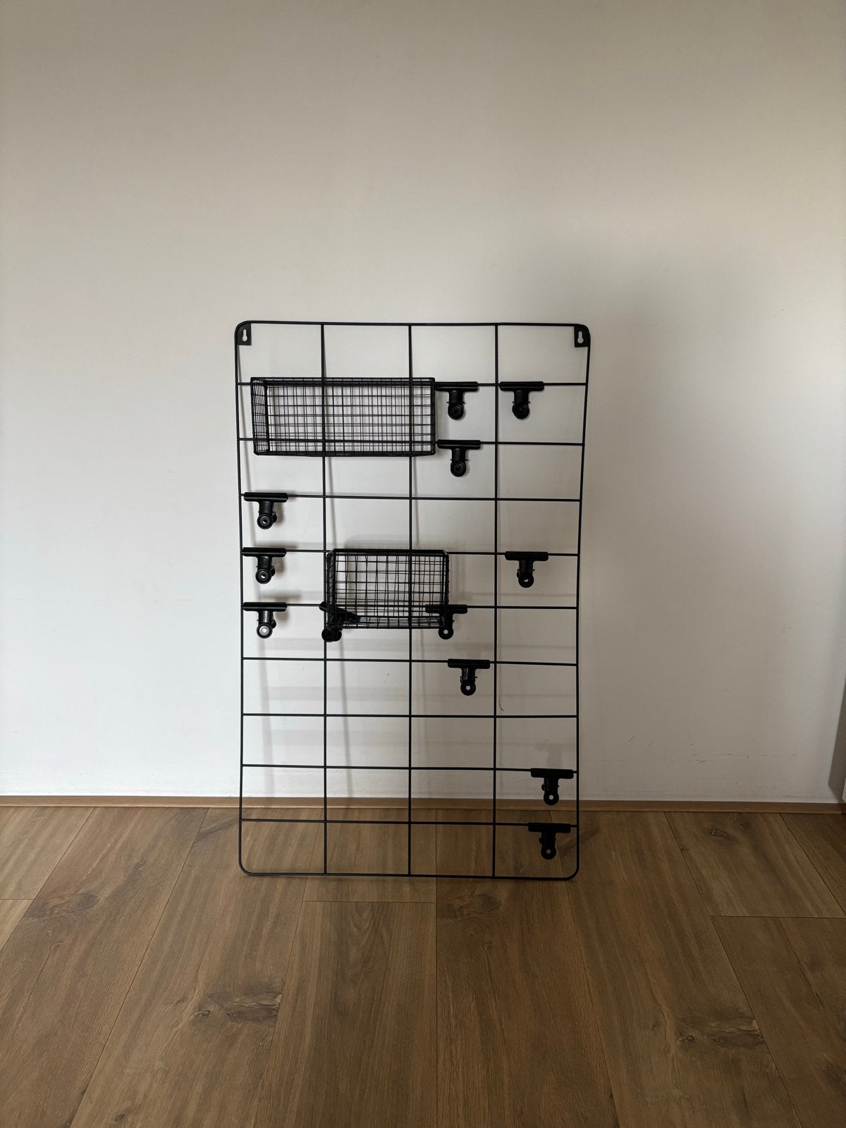 Zwart metalen wandrek met mandjes en klemmen, Metaal, Industrieel, Zwart, Decoratieobject