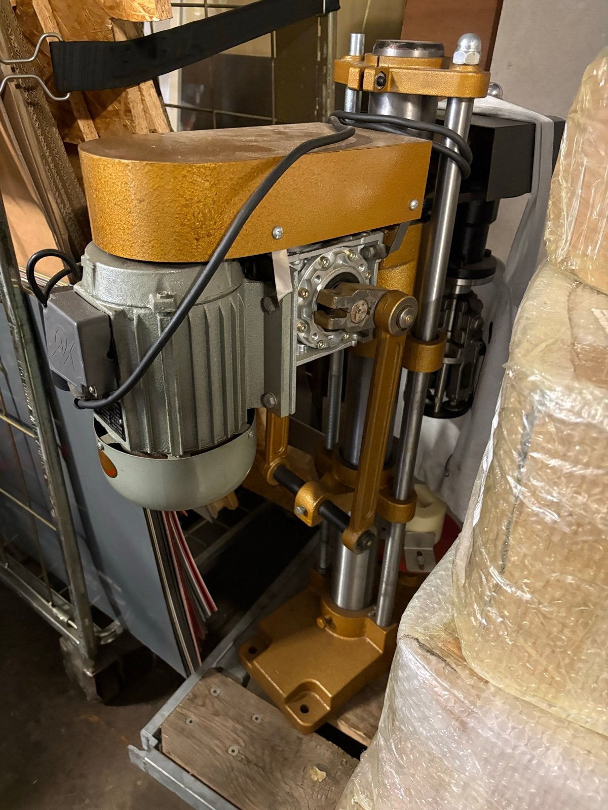 Flessensluit machine, Ophalen