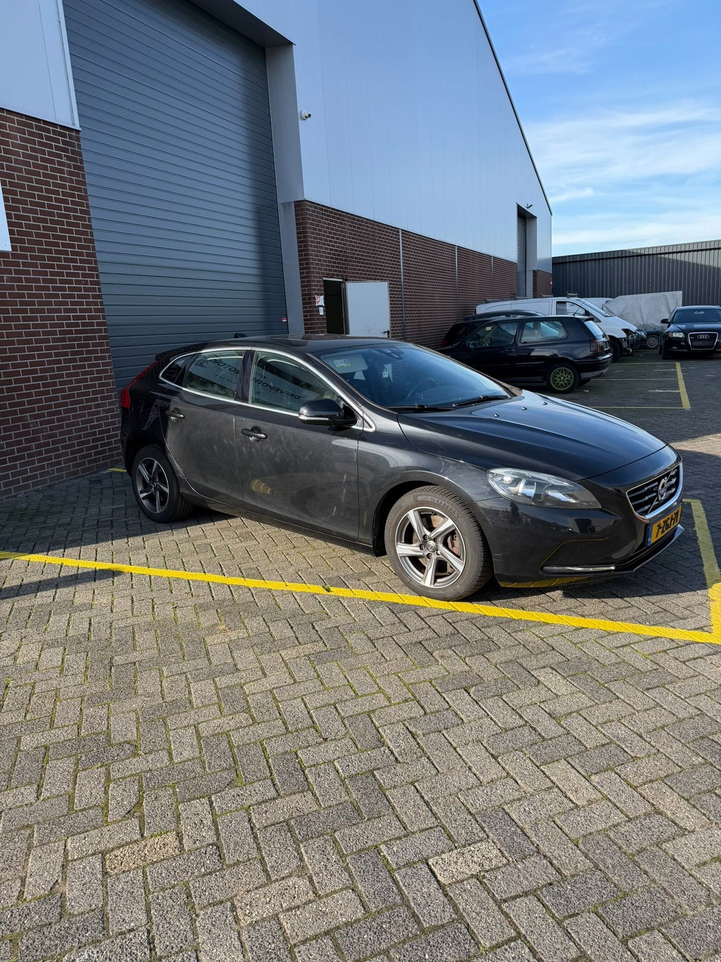Volvo V40 D4 2.0| Leder| Sportvelgen| Camera| NAP, Voorwielaandrijving, Euro 5, Gebruikt, Zwart