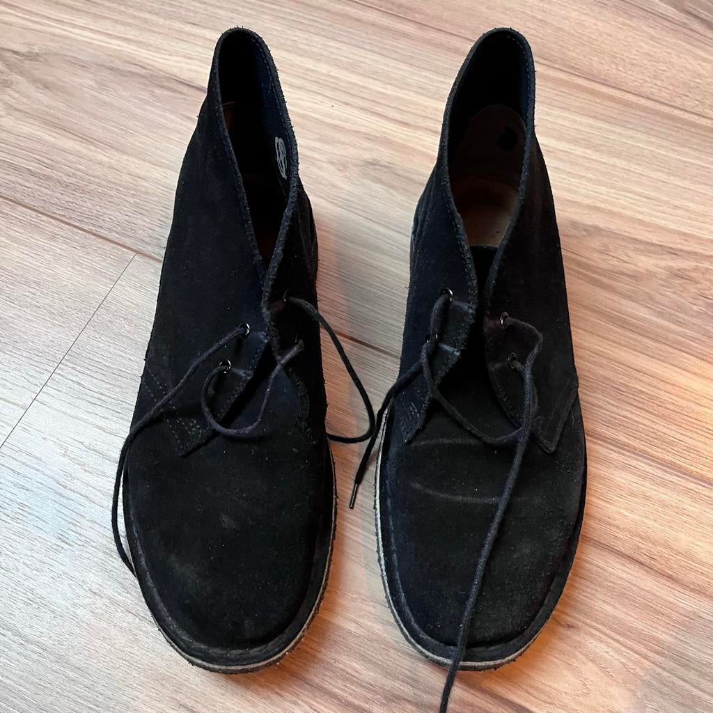 Zwarte suède desert boots - Charles F. Stead, Kleding | Dames, Schoenen, Zo goed als nieuw, Lage of Enkellaarzen, Zwart, Ophalen of Verzenden