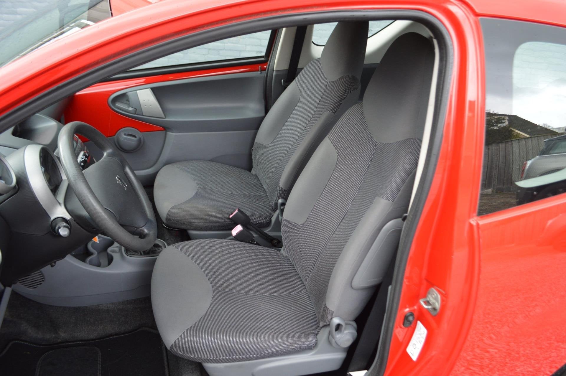Peugeot 107 1.0-12V XR Airco Stuurbekrachtiging Jaar Garanti, Voorwielaandrijving, Stof, Gebruikt, 4 stoelen
