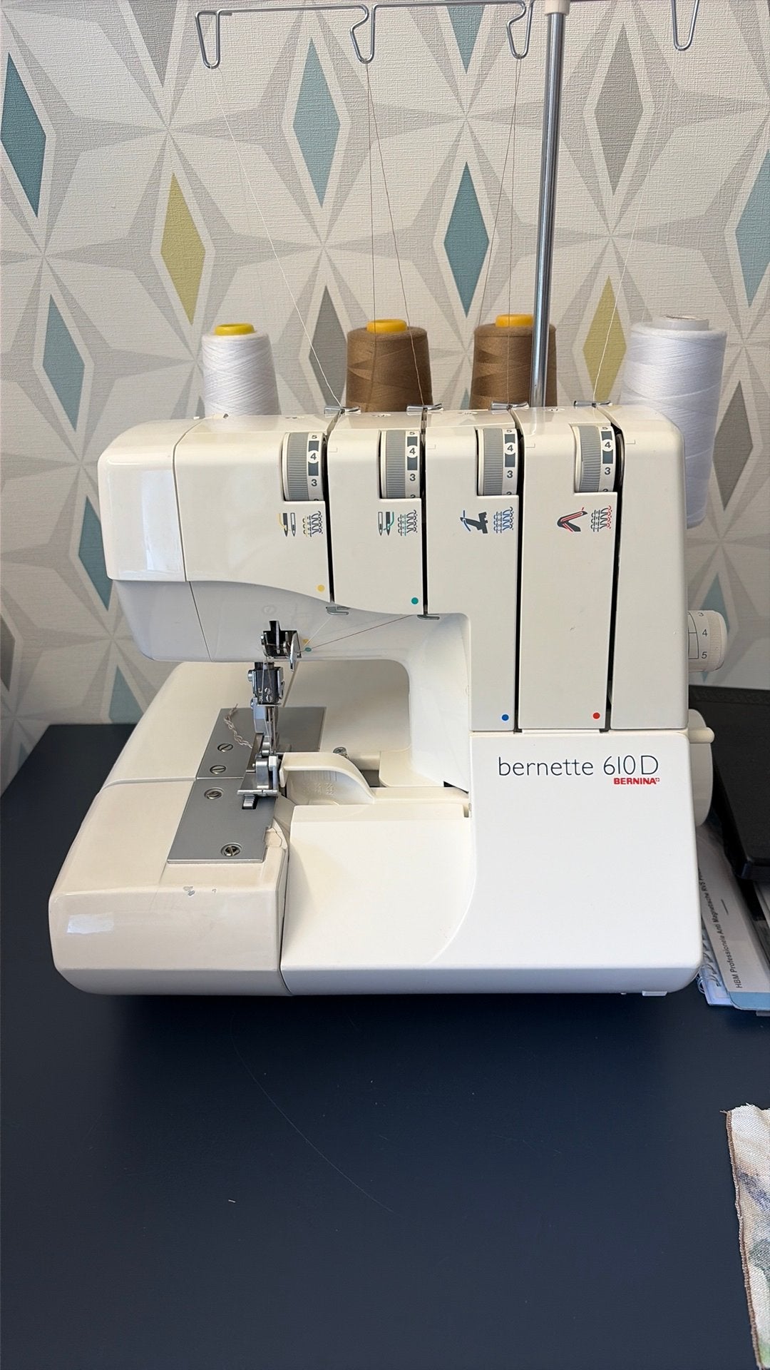 PRACHTIGE BERNINA/BERNETTE LOCKMACHINE 610 D met garantie, Ophalen of Verzenden, Zo goed als nieuw, Lockmachine, Bernina