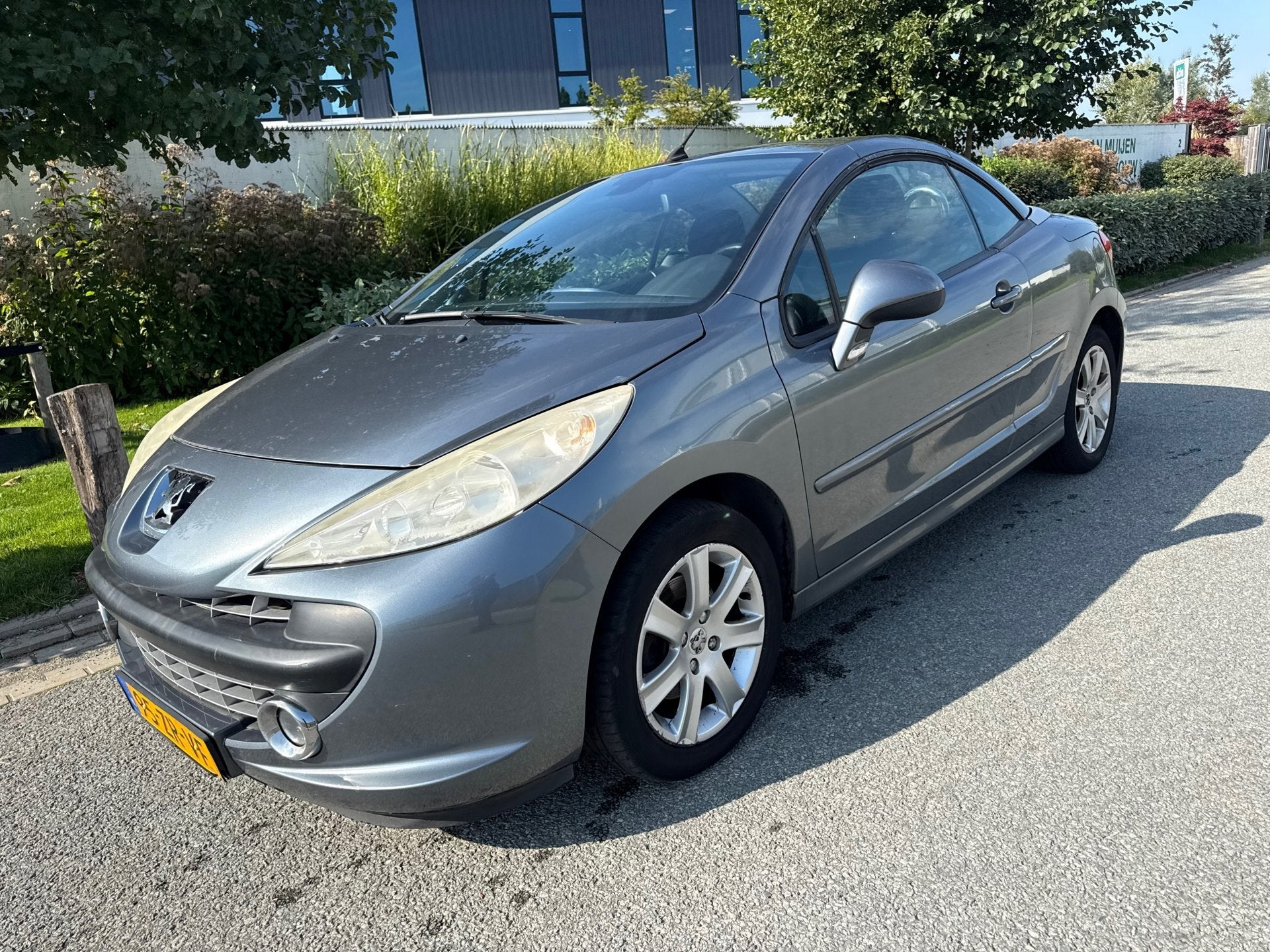 Peugeot 207 CC 1.6 VTi cabrio uitvoering ! incl gloednieuwe, Voorwielaandrijving, 15 km/l, Gebruikt, 4 cilinders