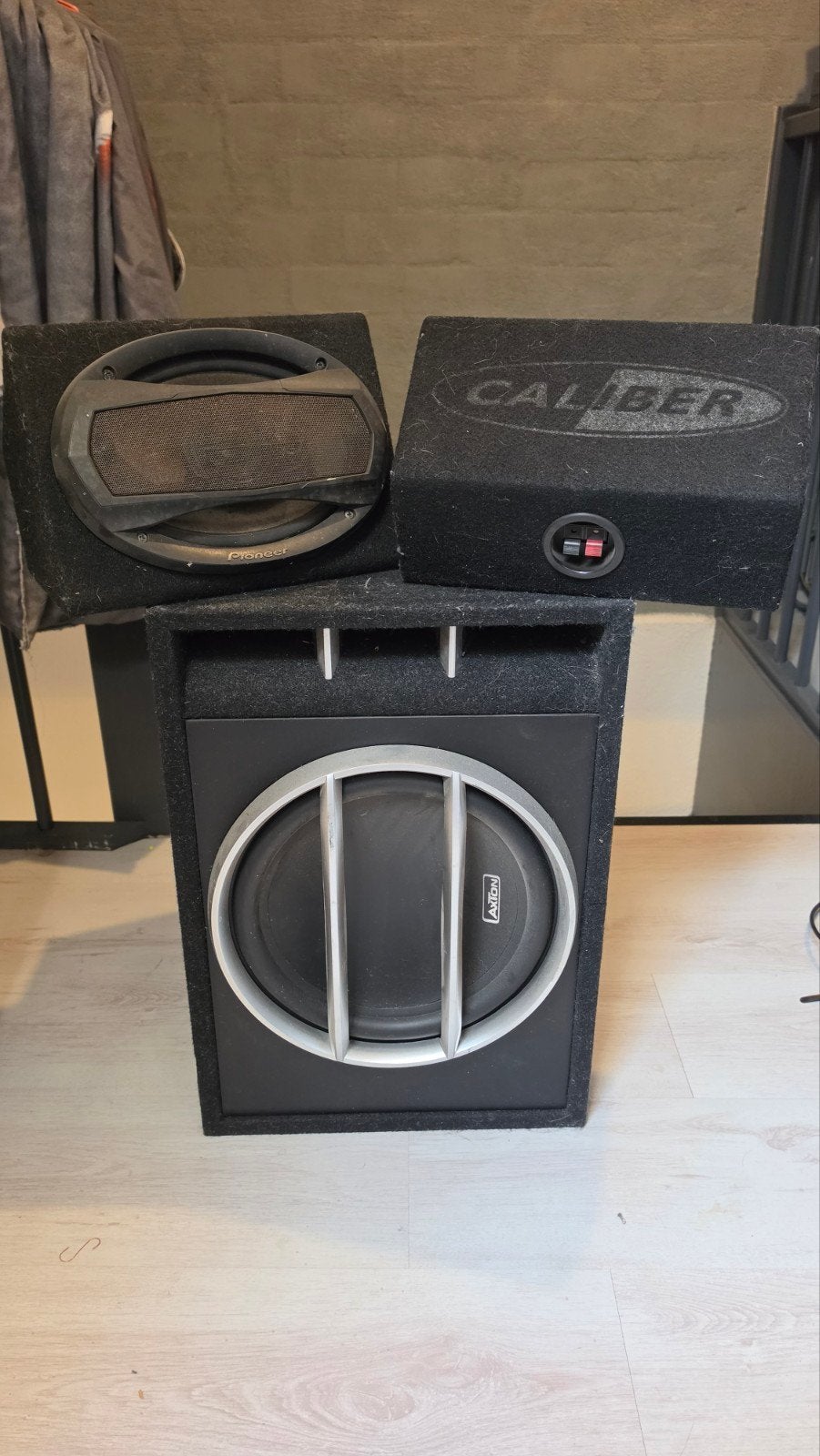 Axton AXB30 Subwoofer - Krachtige Bass voor in de Auto, Auto diversen, Ophalen, Gebruikt