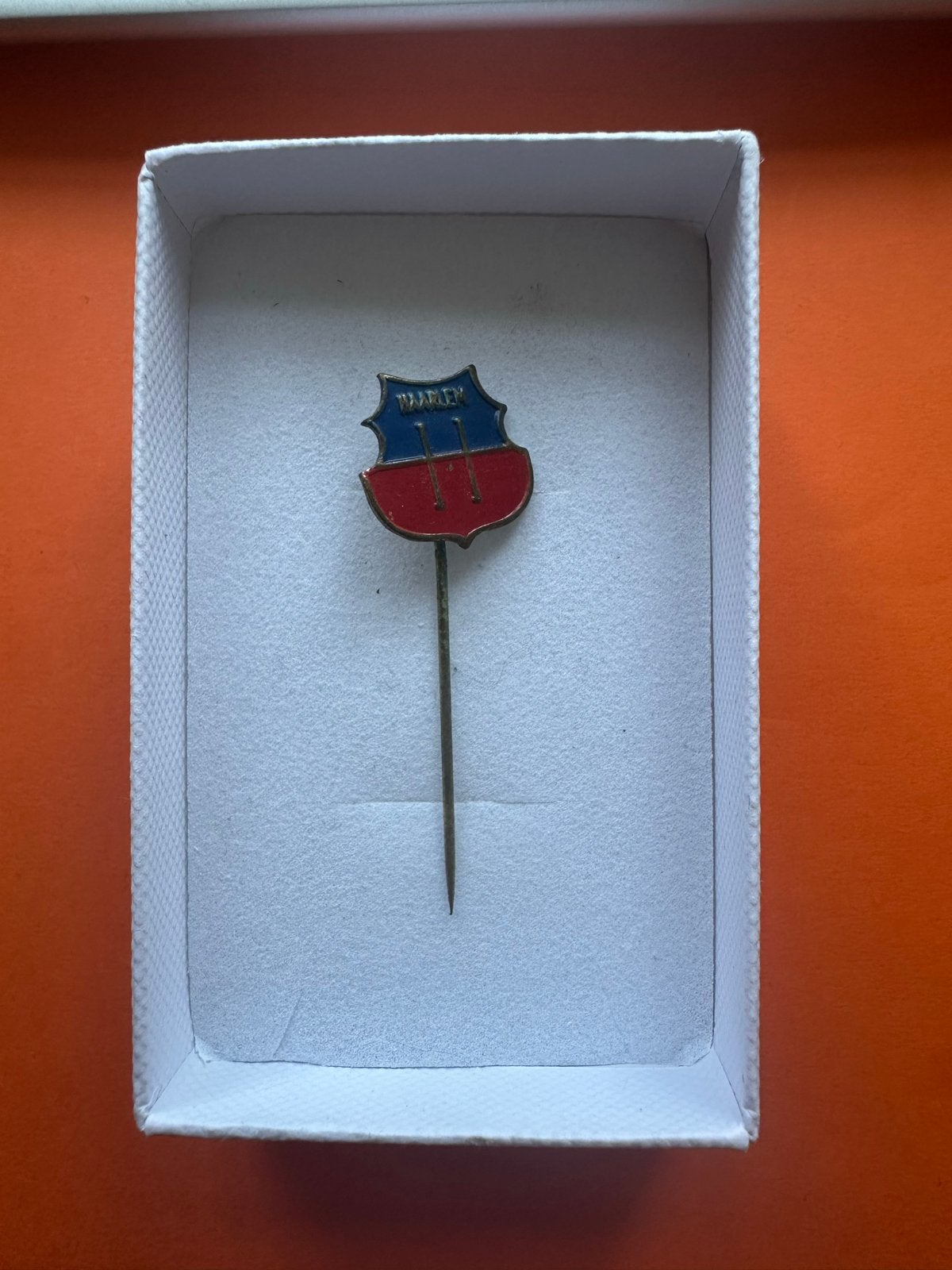 Vintage voetbal HFC Haarlem Speldje - Rood/Blauw Schild, Verzamelen, Ophalen of Verzenden, Gebruikt, Stad of Land, Speldje of Pin