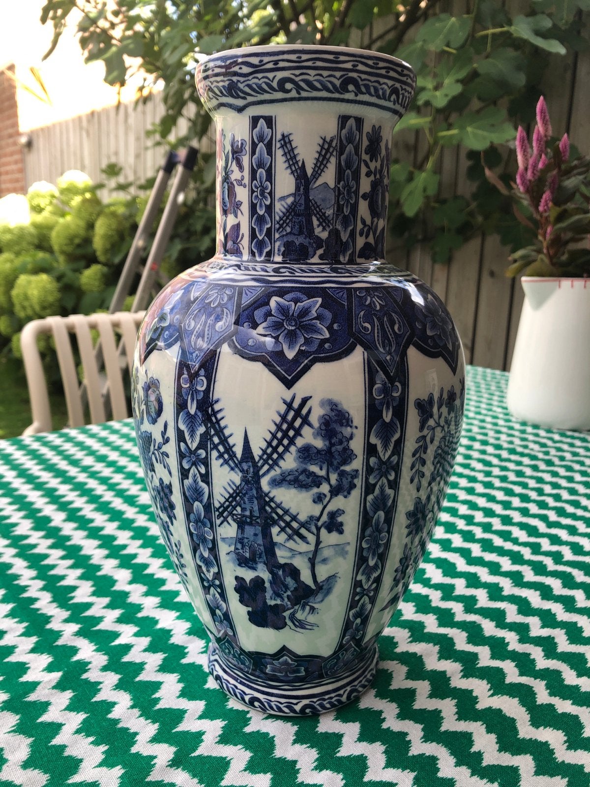 Delfts Blauwe Vaas met Molen en Bloemenpatroon, Antiek en Kunst, Ophalen