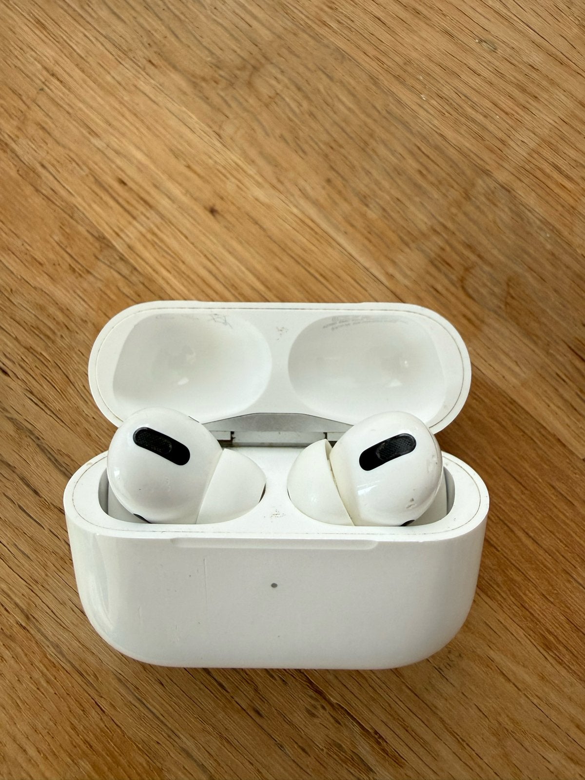 Apple AirPods Pro (1e generatie) met oplaadcase + hoesje