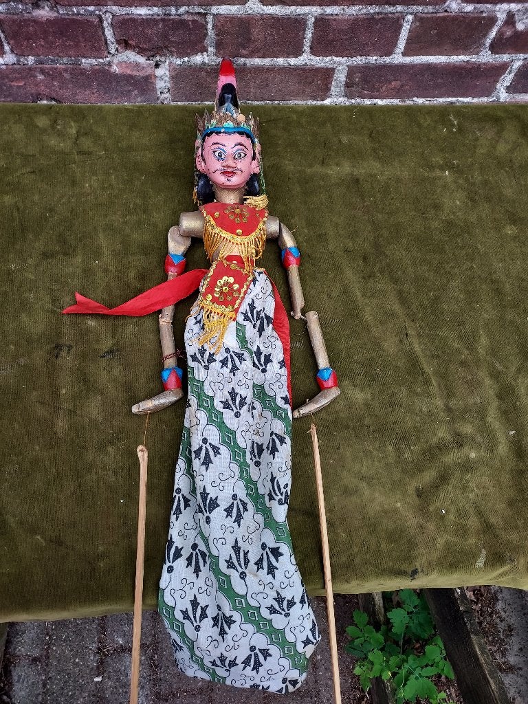 Indische wajangpop met groen gebloemde sarong., Hout, Handgemaakt, Verzenden, Indonesië