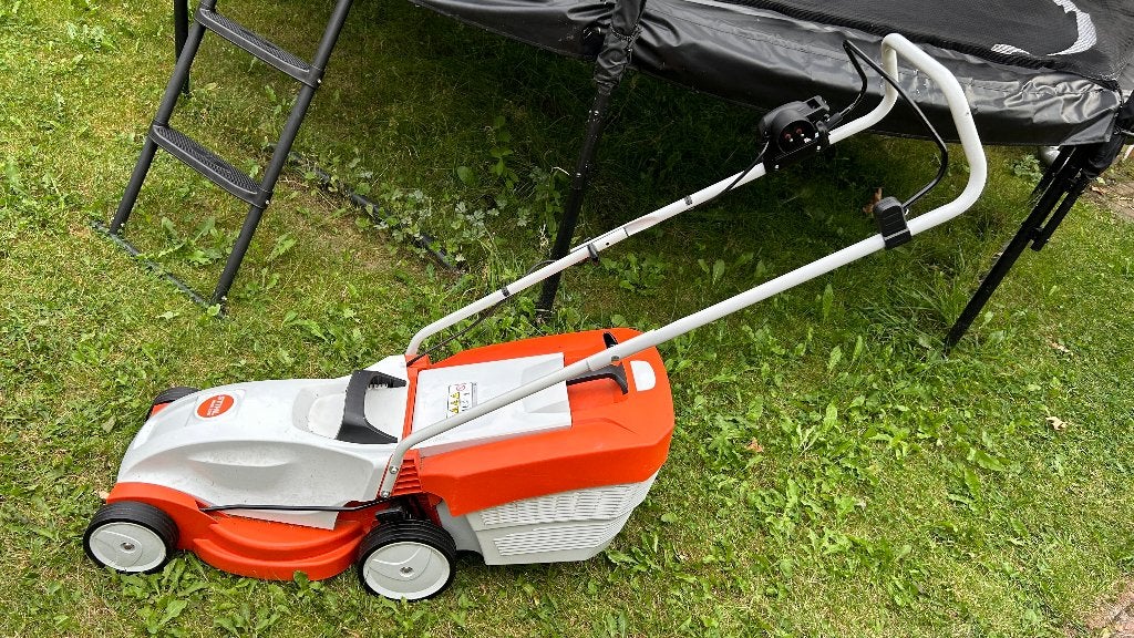 Grasmaaier 230V Stihl RME 235 Met garantie tot 26-11-2027, Tuin en Terras, Ophalen, Cirkelmaaier, Elektrische grasmaaier, Zo goed als nieuw