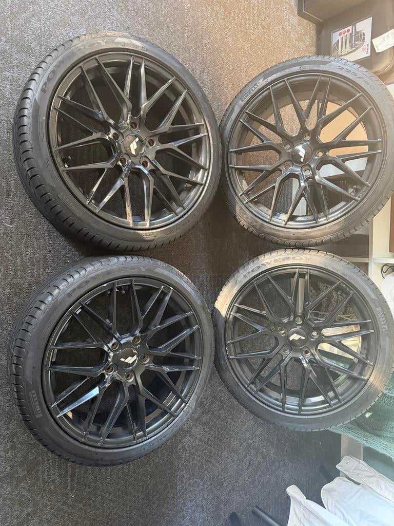 JR-Wheels JR28 Gloss Black 18” velgen |nieuwe Pirelli banden, Ophalen, 18 inch, Banden en Velgen, Nieuw