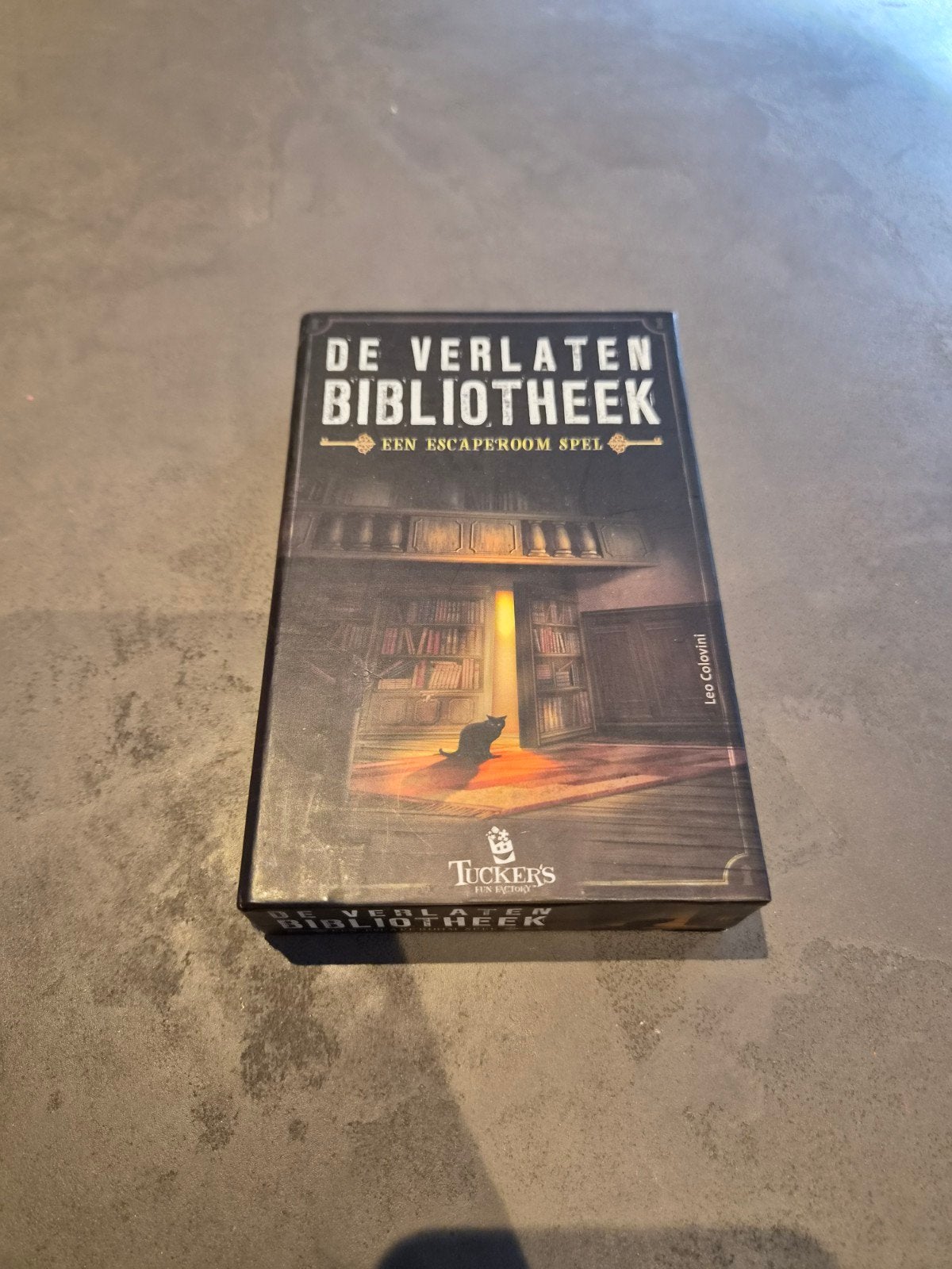 De Verlaten Bibliotheek - Een Escaperoom Spel, Hobby en Vrije tijd, Gezelschapsspellen | Bordspellen, Een of twee spelers, Ophalen of Verzenden