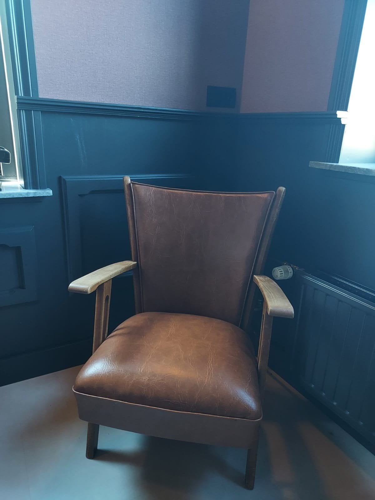 Leren lage stoel/ fauteuil, Art deco jaren 50, Ophalen of Verzenden, Zo goed als nieuw, 50 tot 75 cm