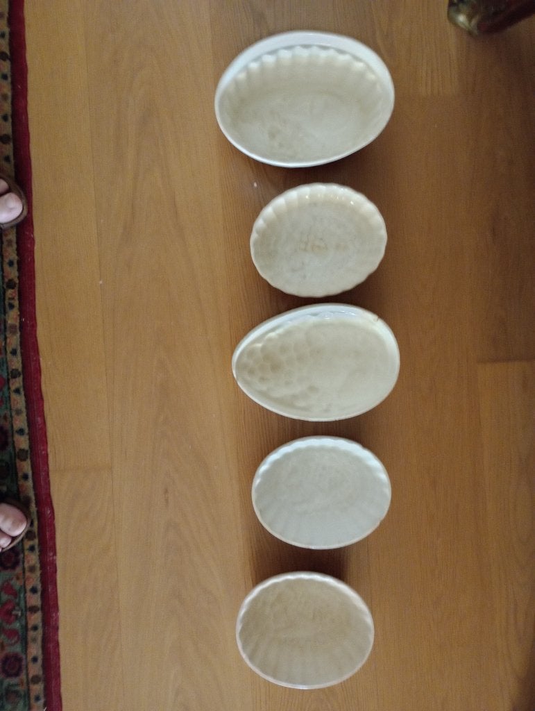 Vijf aardewerk puddingvormen, Ophalen
