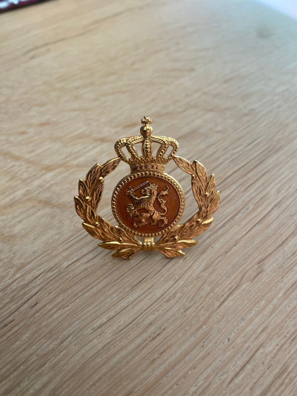 Gouden speldje met Nederlandse leeuw en kroon, Ophalen of Verzenden, Zo goed als nieuw, Overige onderwerpen, Speldje of Pin