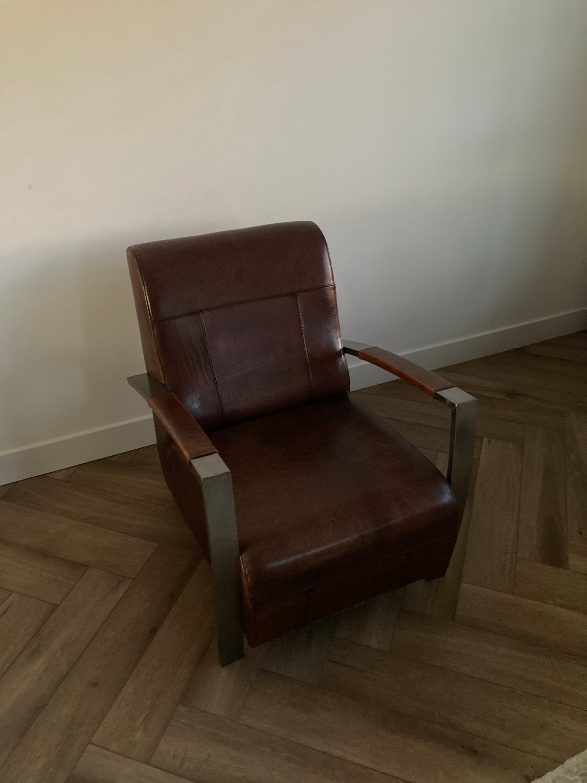 Leren fauteuil met metalen frame, Huis en Inrichting, Fauteuils, Gebruikt, Leer, 50 tot 75 cm, 75 tot 100 cm, Ophalen