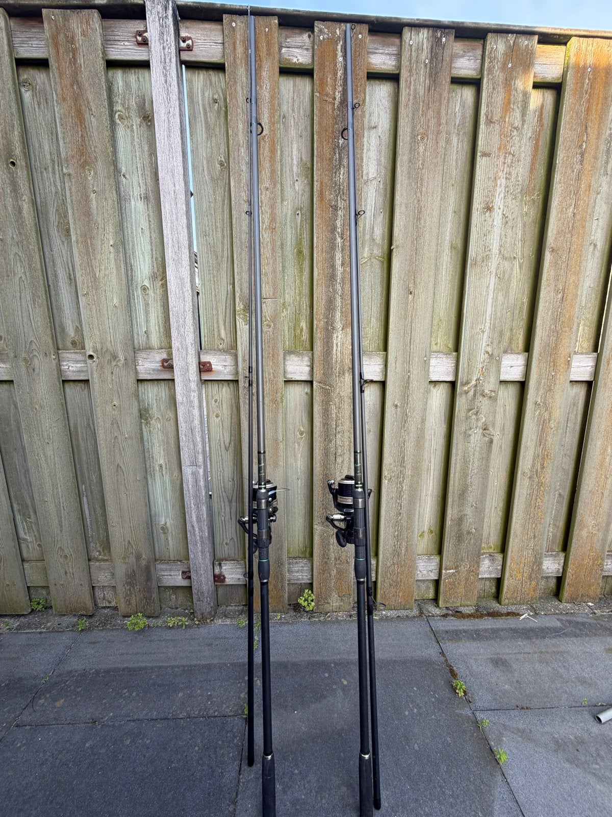 2 Spro Carpiste karperhengels met molens en foudraal, Ophalen, Gebruikt, Complete set