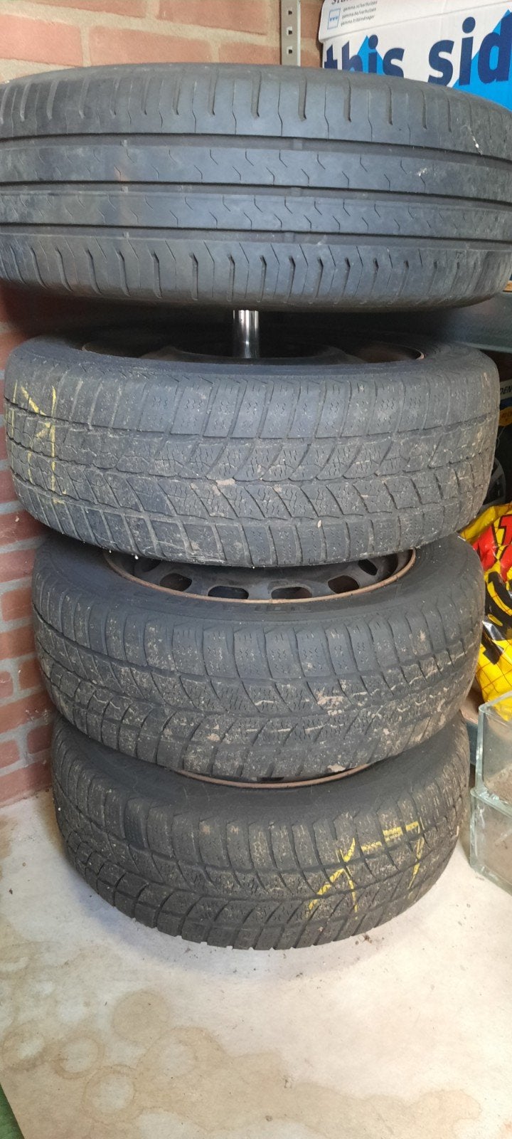 4 Winterbanden met stalen velgen maat 195/60 R15 + standaard, Ophalen, Gebruikt, 15 inch, Banden en Velgen