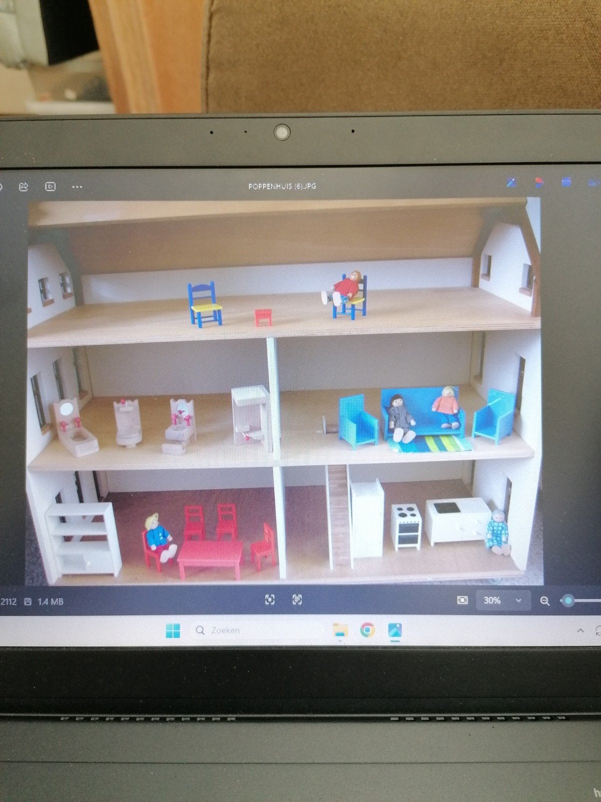 Handgemaakt poppenhuis, Ophalen